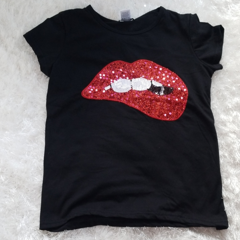 😭 KISS ME Black Sequin Lips Tee Shirt Valentines day - Picture 3 of 6